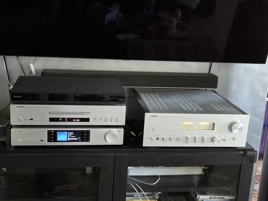 CD player Yamaha CD-S700 hi-fi