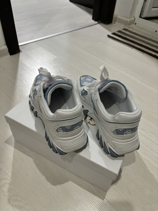 Маратонки Guess.