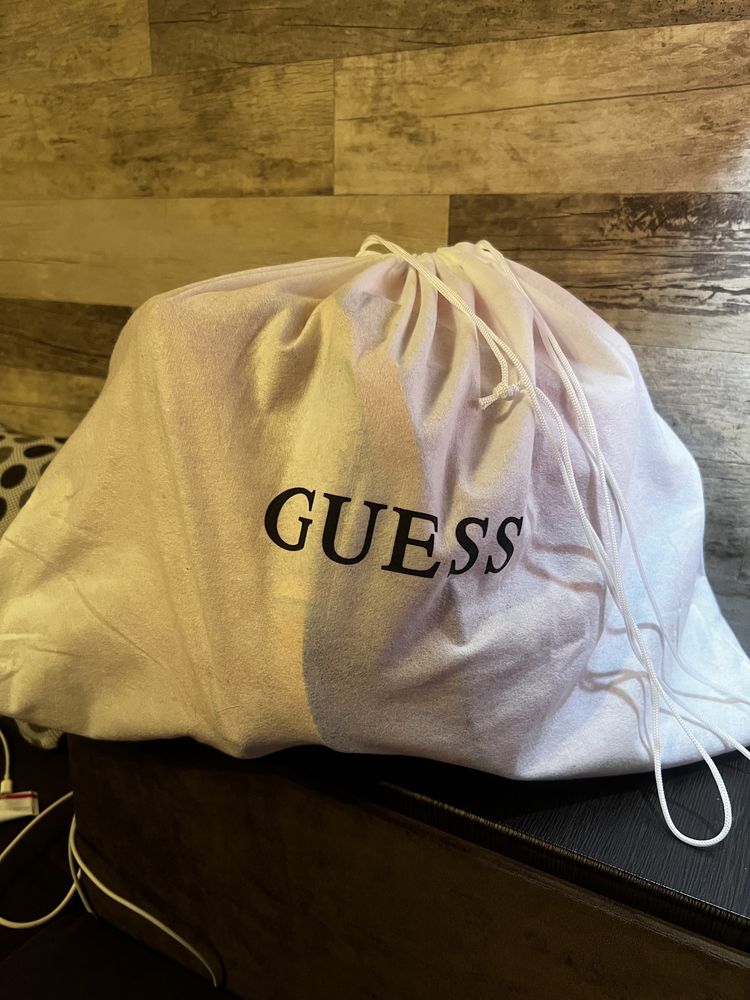 Дамска раница GUESS