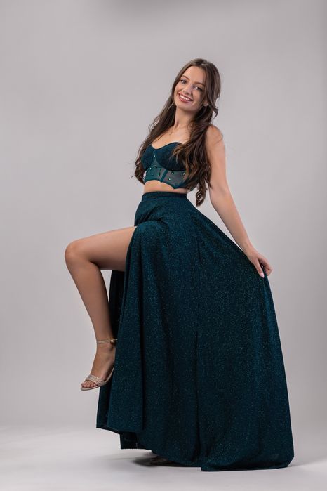 Бална рокля от 2 части- бюстите и дълга пола с цепка