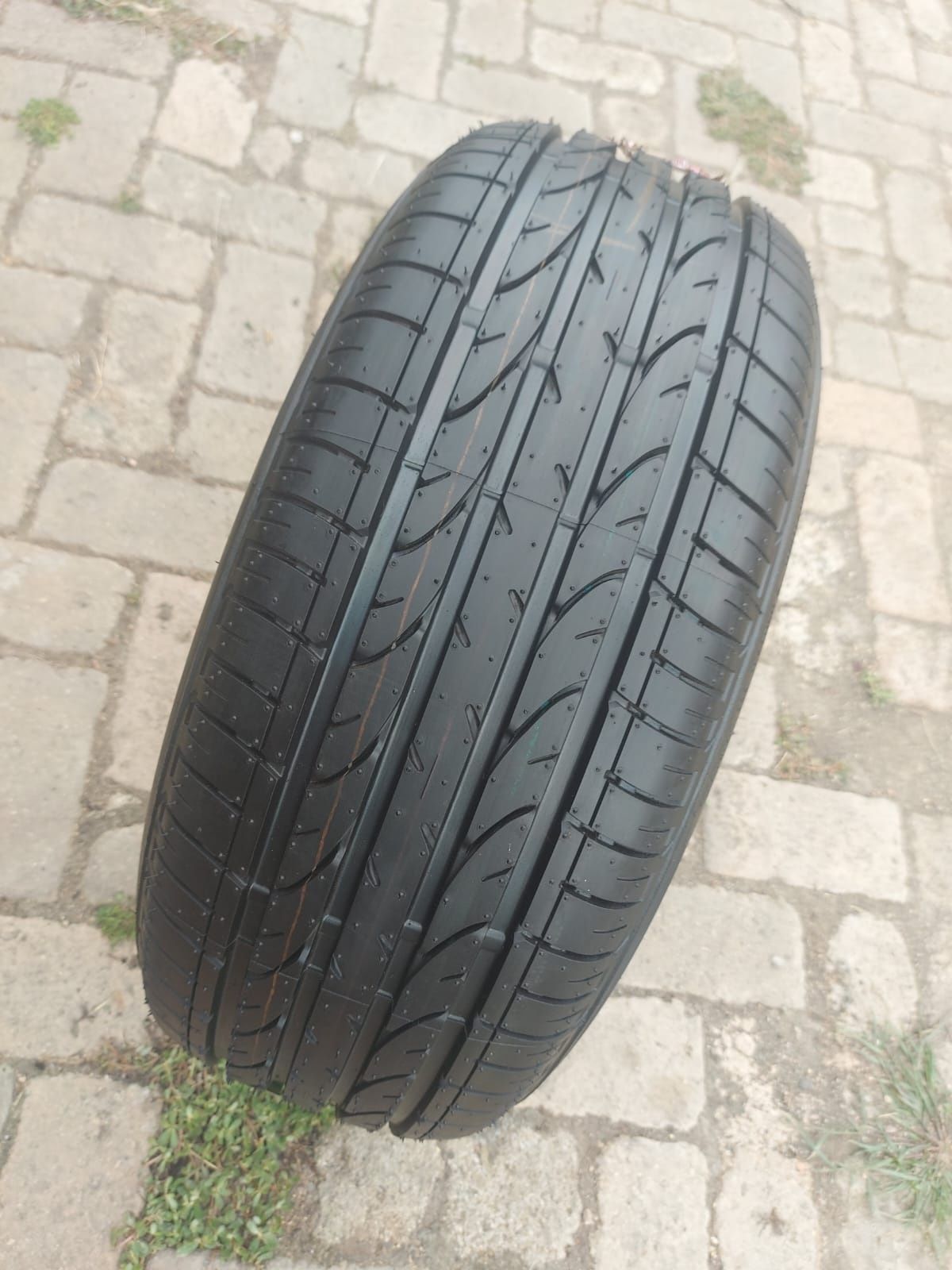 O bucată 235/55 R17 vară - una Dunlop Continental Bridgestone