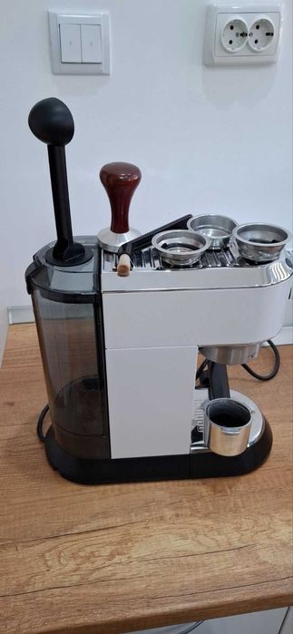 Кафемашина Delonghi Dedica EC 685.W