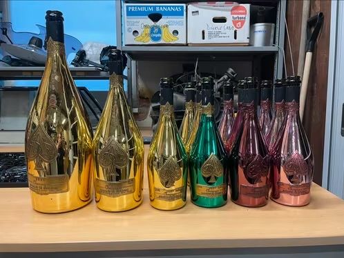 Празни бутилки от Armand de Brignac