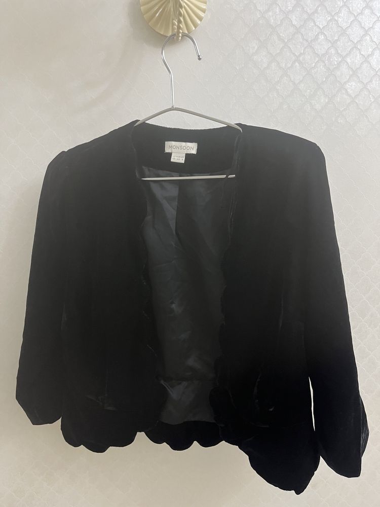 Черный вилюровый пиджак