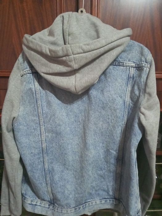 Джинсовая куртка в хорошем состоянии одета 3-4раза