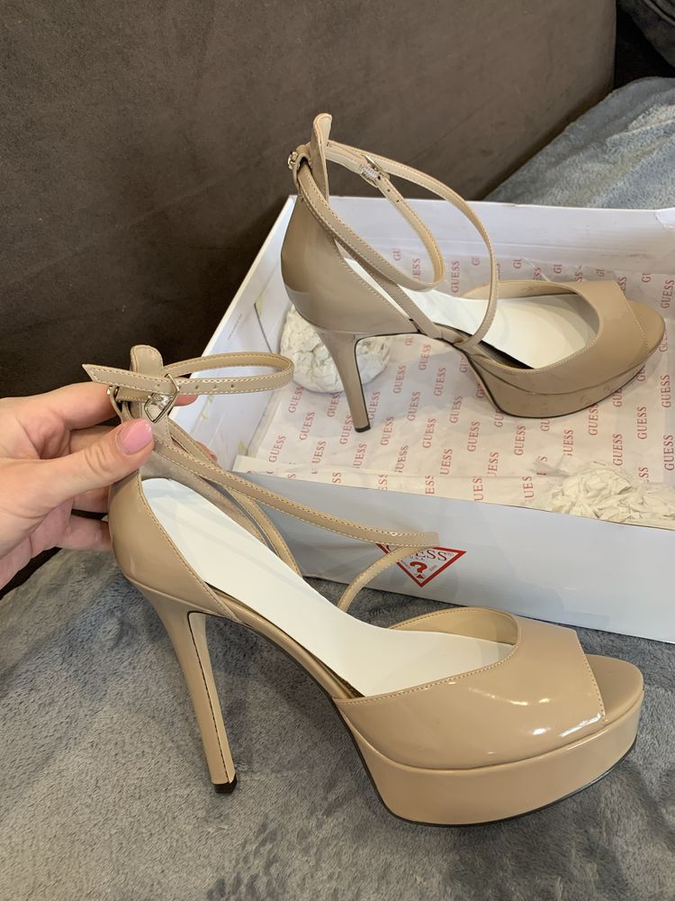 Високи токчета Guess