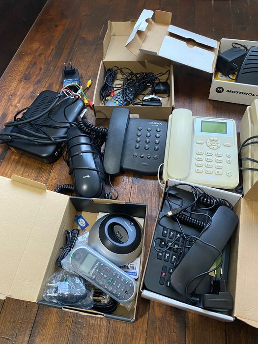 Лот от стари телефони и приемници -50Лв.