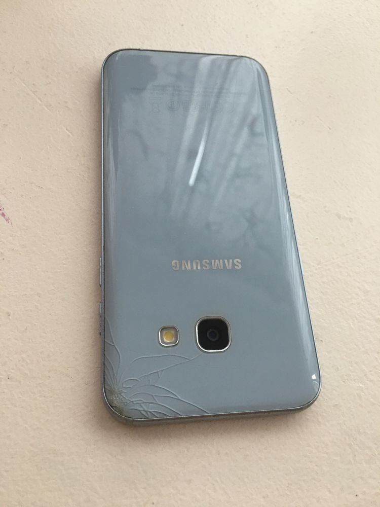 Samsung a3 display fisurat . Recarosare. De piese