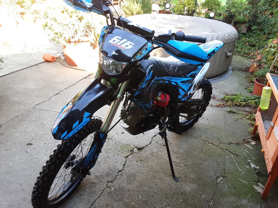 De vanzare cross nou