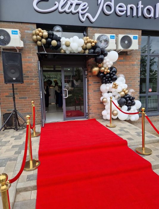 Аренда прокат красные дорожки,парфлексы,фан барьеры