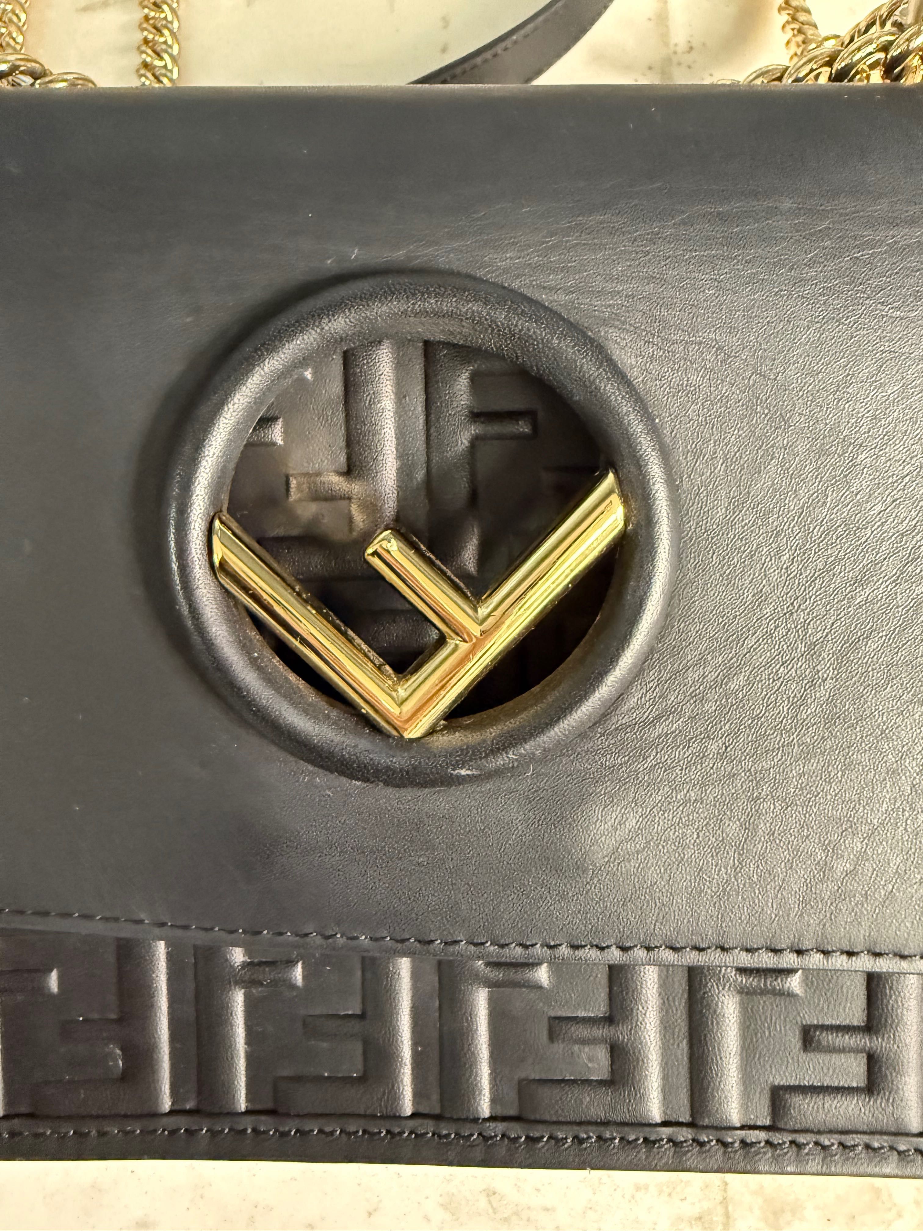 Чанта Fendi от естествена кожа.