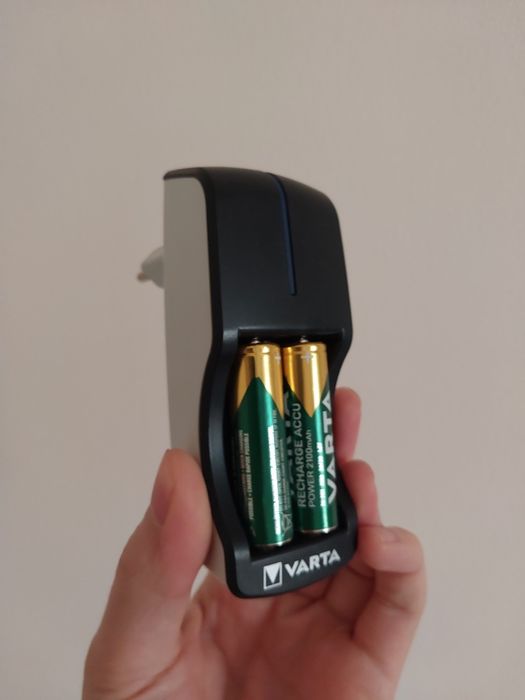 Аккумуляторные батареи Varta вместе с зарядным устройством