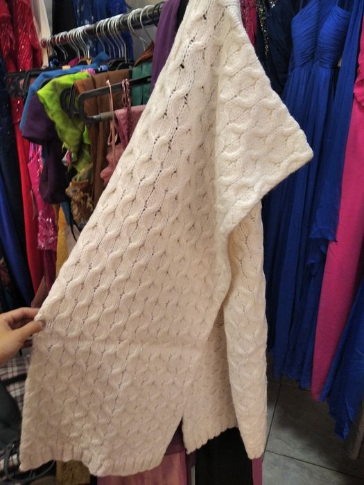 Молочный теплый вязанный шарф - палантин