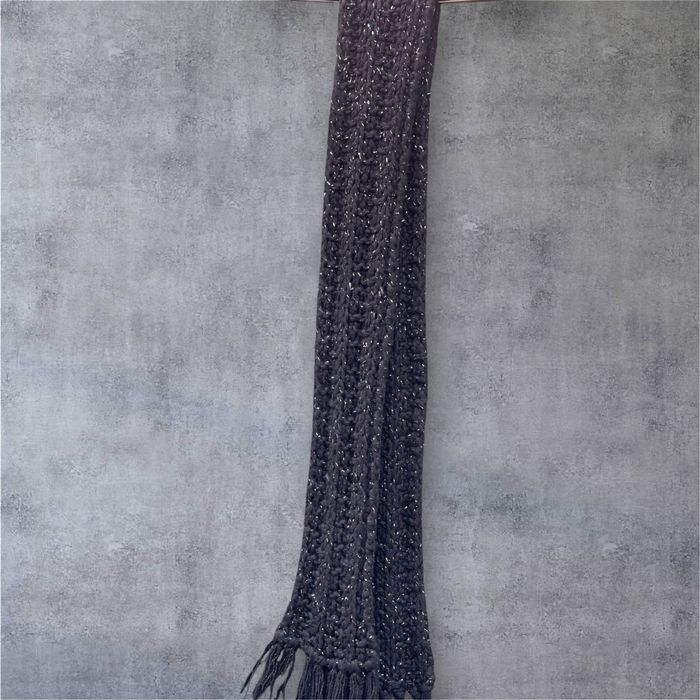 Дамски плетен шал в черно със сребристо ламе