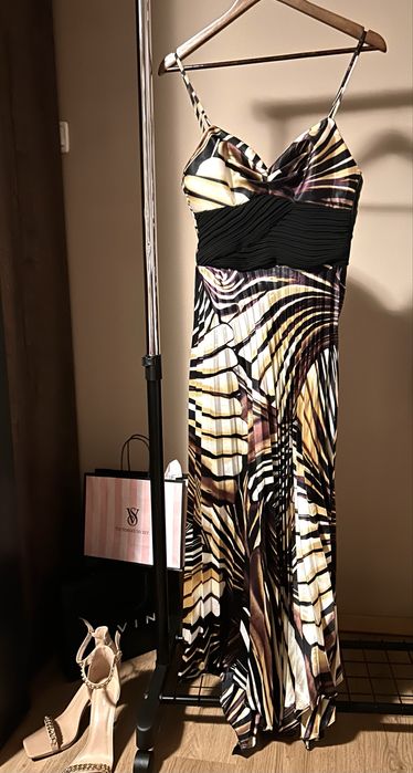 Официална рокля , плисирана и асиметрична в долният край