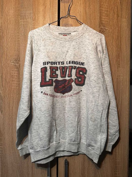 Hanorac alb Levi’s cu inscripție – clasic