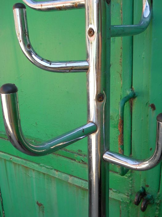 Cuier metalic de podea-necesita reparatii