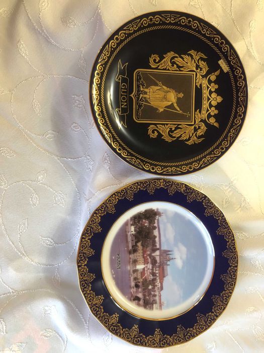 Порцеланови чинии син кобалт, декорирани със злато  Хихон и Прага нови