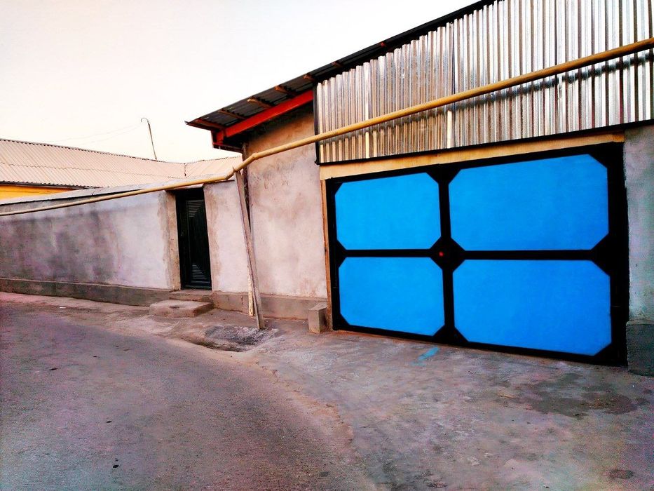 Вагзал худудида 4 сотихли ховли 4 та хона 1 та гараж бор