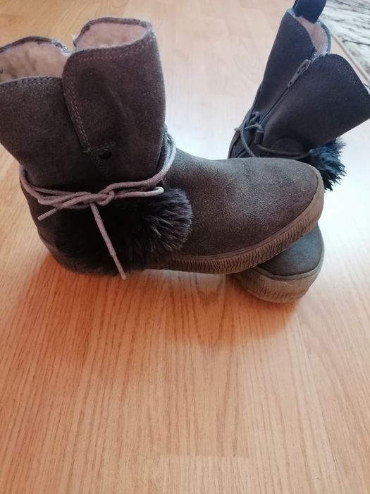 Vând cizme scurte de piele întoarsă cu ciucuri tamaris