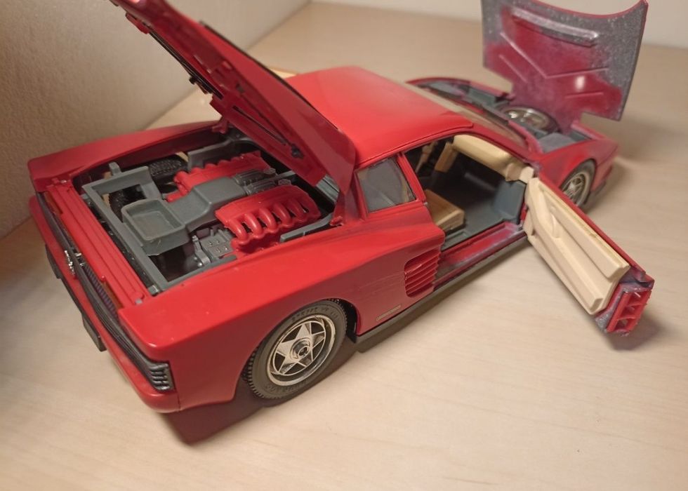 Ferrari testarossa 1984
Scara 1:18
Producător bburago
Material metal+p