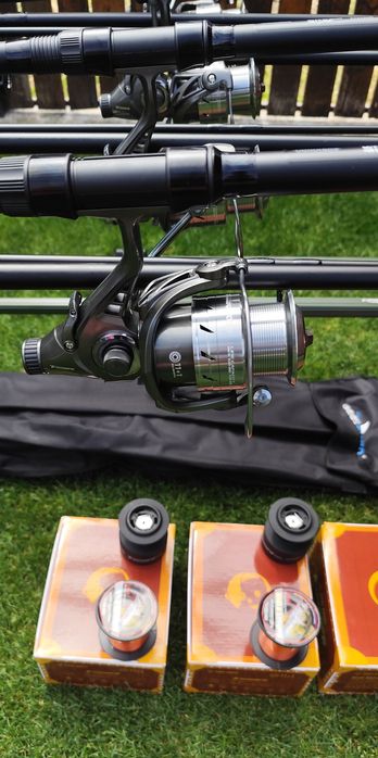 Set Pescuit, 4 Lansete Carbon,4 Mulinete 7000 cu Baitrunner,Rod Pod