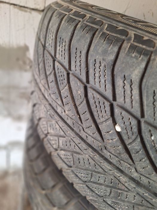 Vând 4 cauciucuri Goodyear m+s runflat 255/50 r19