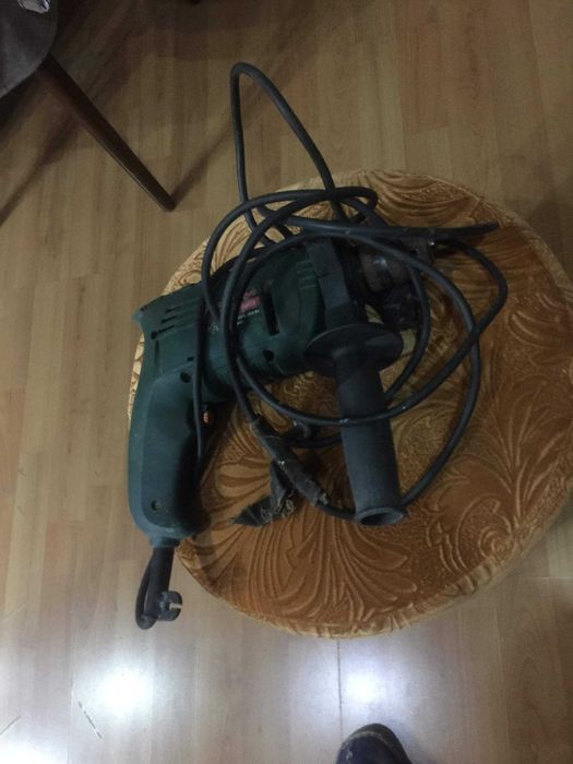 Дрель электрическая в рабочем состоянии