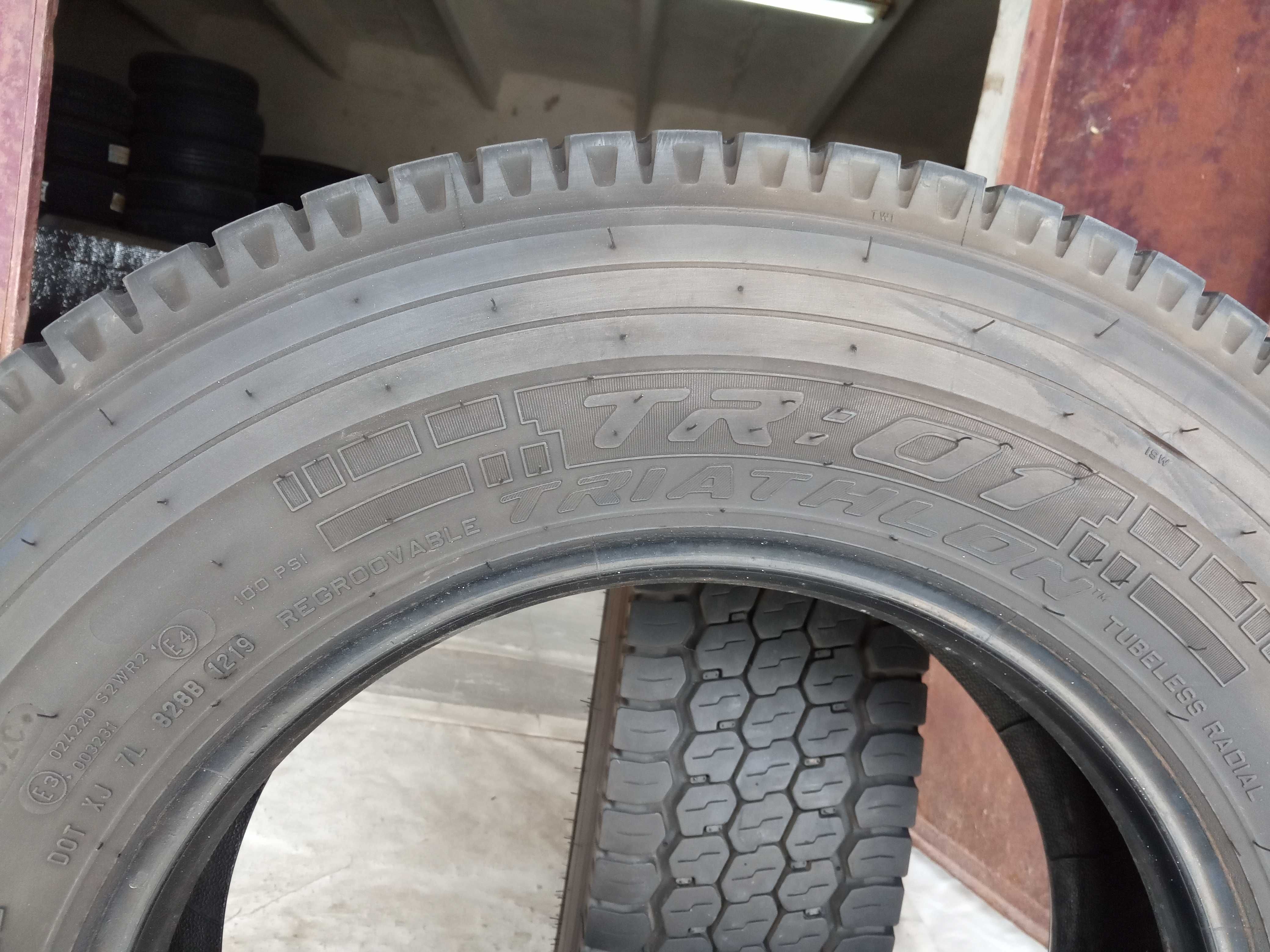 2 тежкотоварни гуми 215/75R17.5 Pirelli Triathlon TR:01 126/124M 12PR