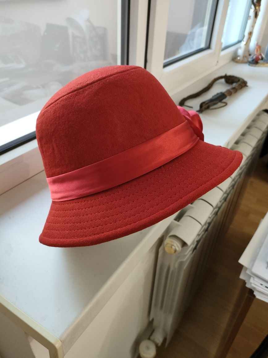 Шляпа красивая красная