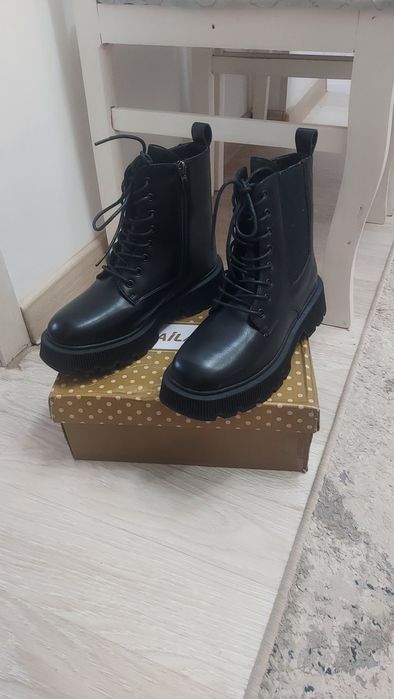 Продам новые зимние сапоги женские