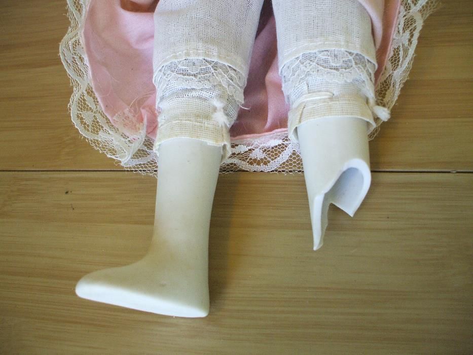 Papusa - cap, mainile, picioare din portelan - veche, 47 cm