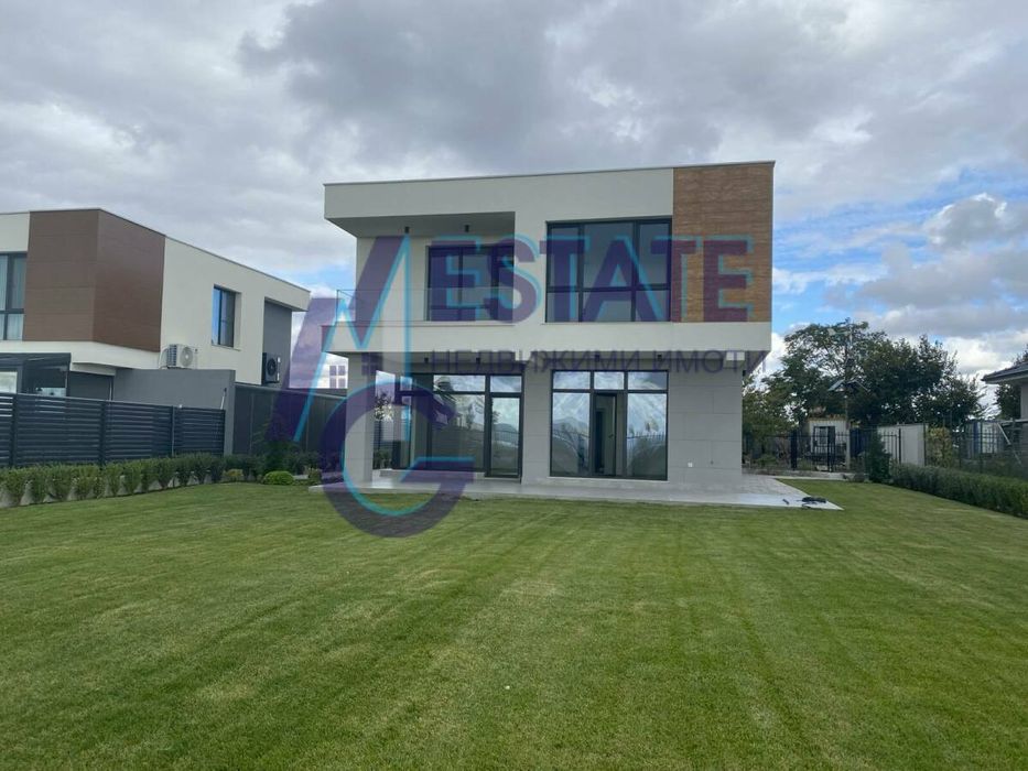 Модерна двуетажна къща в гр. Поморие. РЗП - 196 кв.м. Двор 650 кв.м.