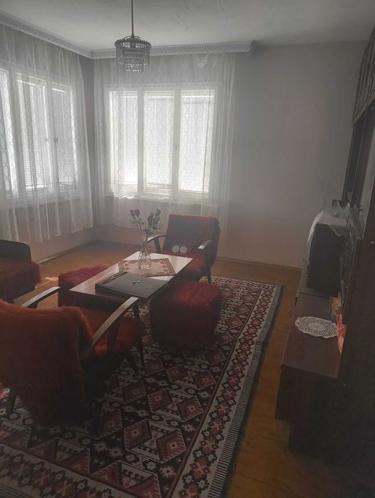 двуетажна къща в с.Кадиево