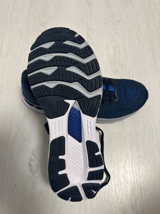 Vând adidași Asics