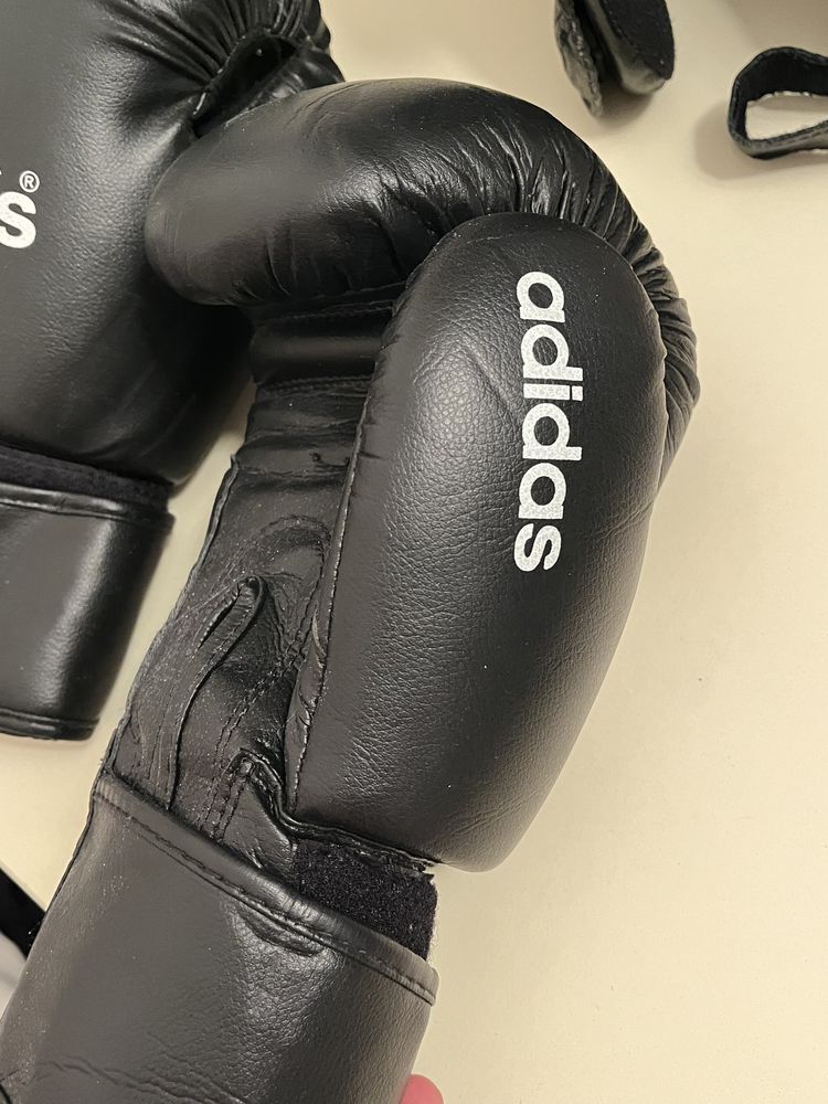 Шлем и боксерские перчатки