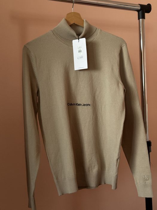Пуловери Calvin Klein M,XS