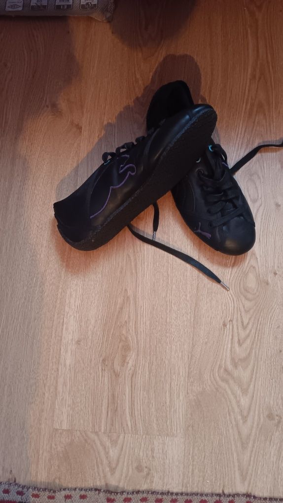 Продавам обувки на Puma