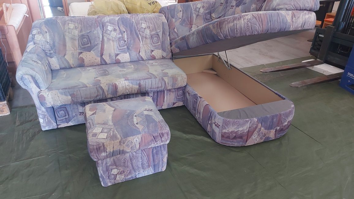 Canapea extensibila cu spatii de depozitare