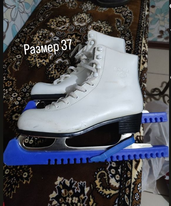 Продам коньки белого и черного цвета с чехлами для лезвий