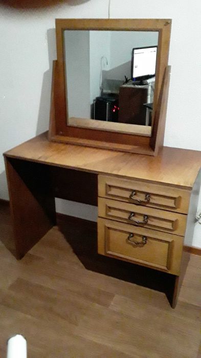 Продаем  косметический столик в отличном состоянии