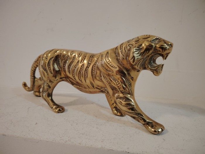 Sculptura bronz, deosebit accesoriu camera