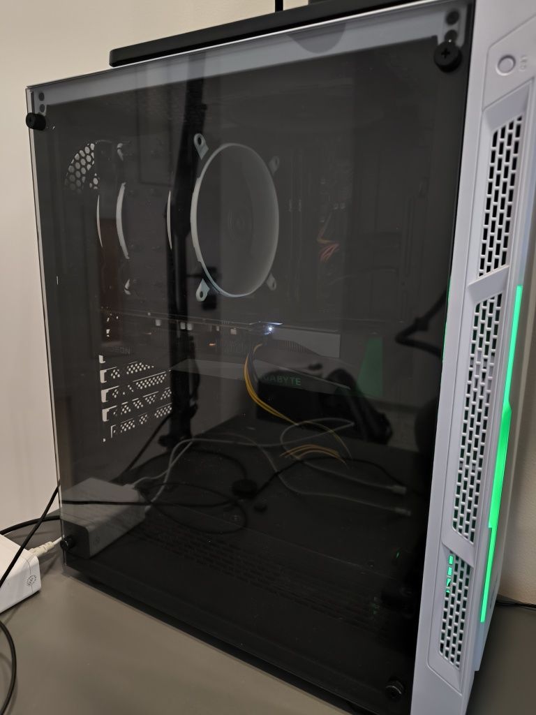 Геймърски компютър - RX 6650 XT, 16GB RAM, I3-12100F