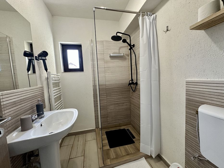 Piscină, ciubăr, foișor, grătar, munte  cazare relaxare totală 10 pers