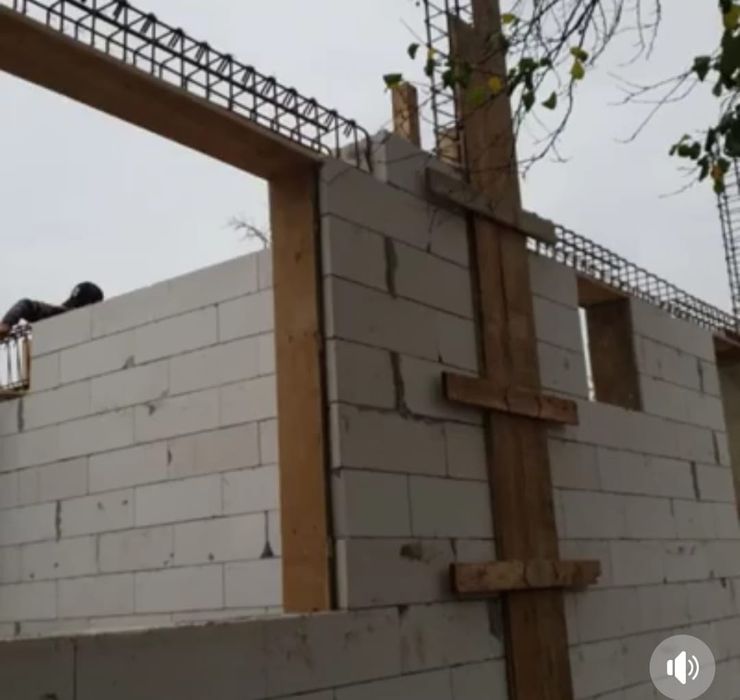 Constructii case la rosu și la gata