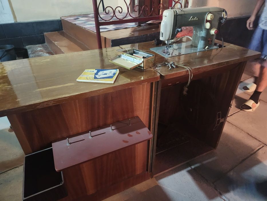 Швейная машина "Lada"