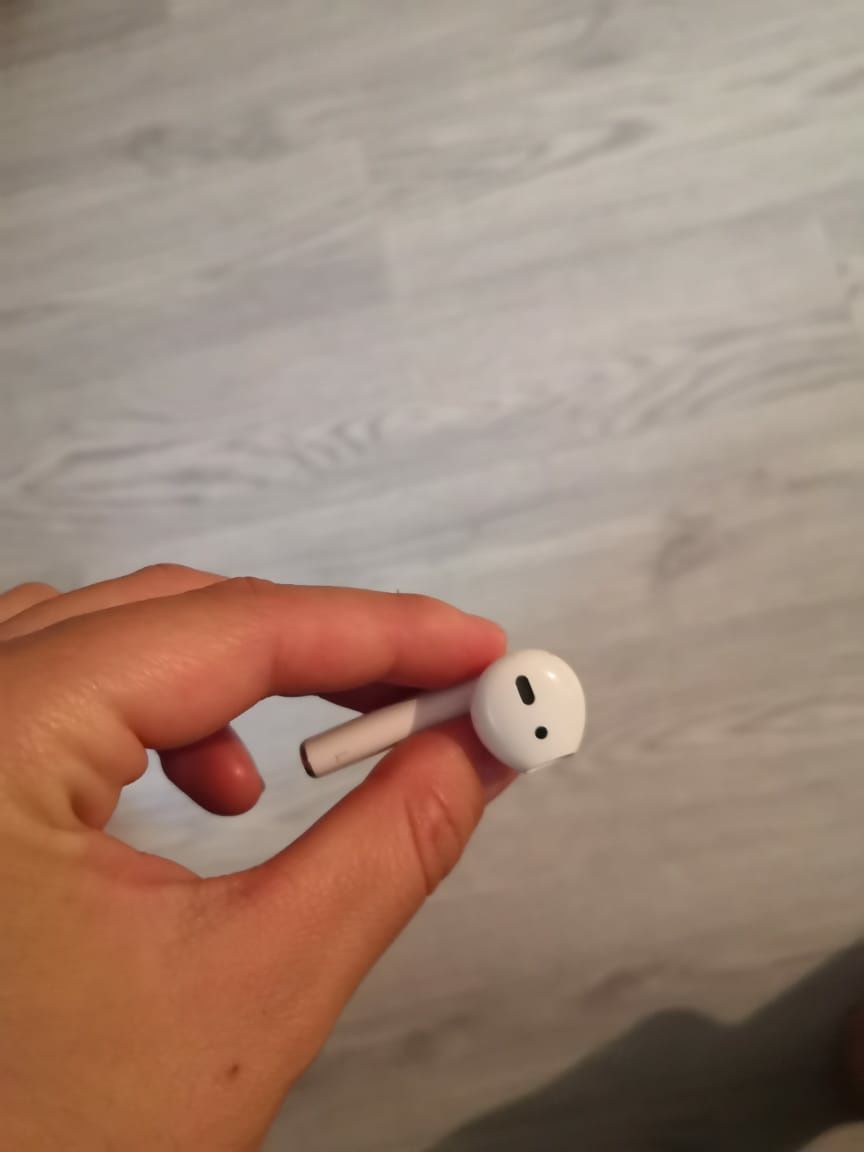 Продам оригинальные наушники левый ухо и правый ухо airpods 2