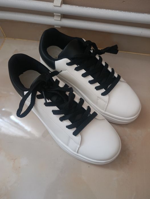 Чисто нови унисекс кецове. Бели и Черни