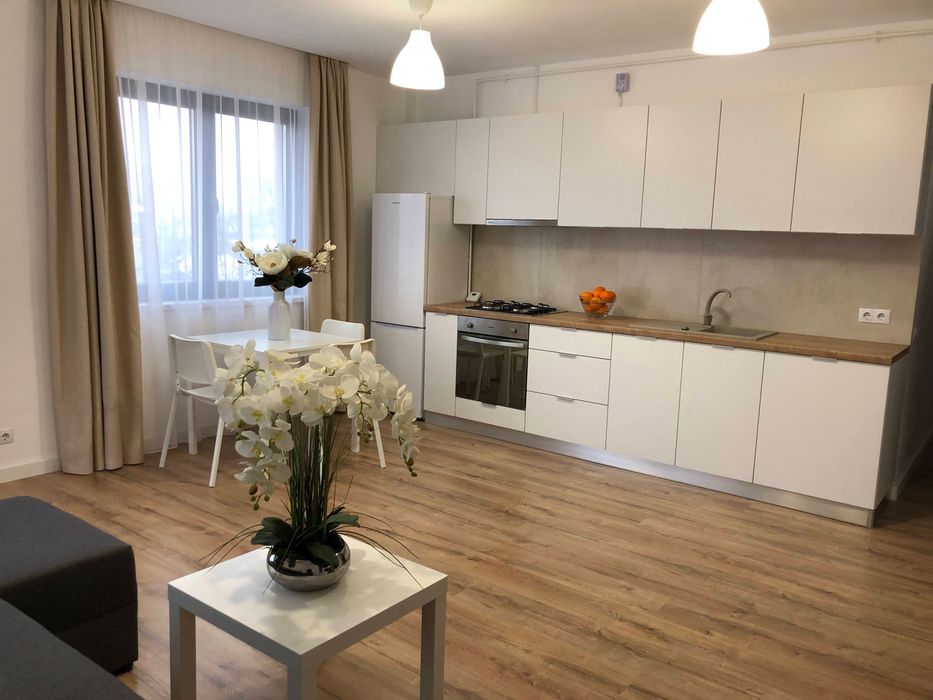 Închiriez apartament 3 camere, nou, zona centrală