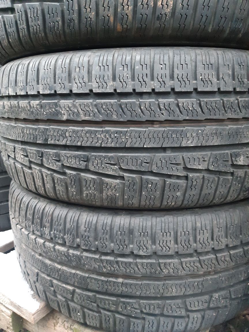 4 anvelope 225/45r19 iarnă marca Nokian, preț 1100 lei setul